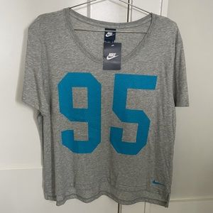 Nike cropped gray T-shirt Vintage 95 logo